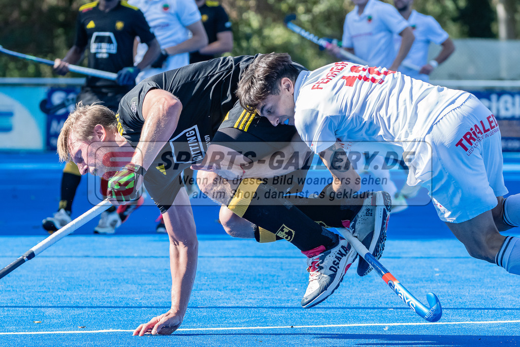 HK_20231001_104979-2 | 1.Bundesliga Herren Crefelder HTC - Harvestehuder THC am 1.10.2023 CHTC, Krefeld ,
 Körper Michael ( Harvestehuder THC #9 ) , Martin Ignacio Ferreiro ( Crefelder HTC #18 )