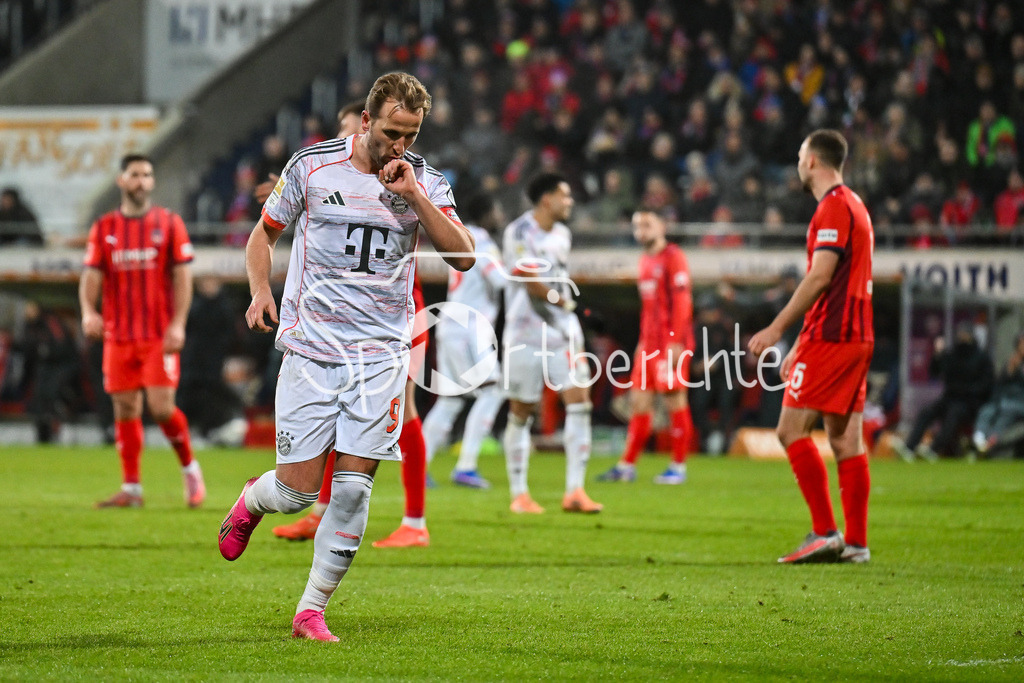 1. FC Heidenheim - FC Bayern München | HEIDENHEIM, GERMANY - 21. DECEMBER: Jubel der Bayern nach dem Treffer zum 0-4 durch Harry KANE (FC Bayern Munich 9)  Tor / Torschuetze / Freude / Happy während dem Bundesligamatch zwischen dem 1. FC Heidenheim und dem FC Bayern München am 15. Spieltag in der Voith-Arena / DFL REGULATIONS PROHIBIT ANY USE OF PHOTOGRAPHS AS IMAGE SEQUENCES AND/OR QUASI-VIDEO