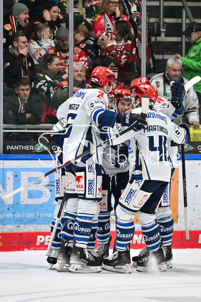 Augsburger Panther - Schwenninger Wild Wings | AUGSBURG, GERMANY - 02. JANUARY: Jubel der Wild Wings nach dem Treffer zum 5-5 Ausgleich durch Felix SCHEEL (Schwenninger Wild Wings 13)  / Tor / Torschuetze / Freude / Happy während dem Match zwischen den Augsburger Panthern und den Schwenninger Wild Wings am 35. Spieltag der Penny DEL im Curt Frenzel Stadion