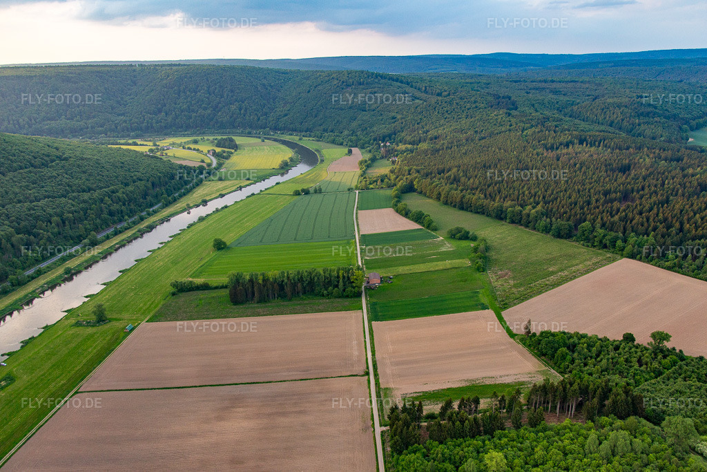 Luftbild: Verlauf der Weser zwischen Hessen und Niedersachsen im Ortsteil Wahmbeck in Bodenfelde im Bundesland Niedersachsen in Deutschland. Foto: IMG_079569.jpg vom 24.05.2015 durch Werner Riehm/FLY-FOTO.de
