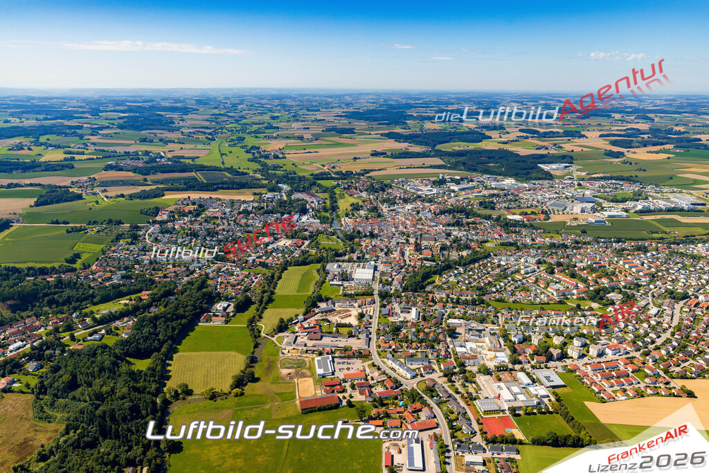 Luftaufnahme von Vilsbiburg - Die Luftaufnahme wurde 2025 vom UL-Flugzeug heraus erstellt ( keine Drohne ) - Hochauflösende Luftaufnahme - für professionelle Ausdrucke geeignet. Die Geschenkidee !Mit Lizenz und Bildrechte bestellbar