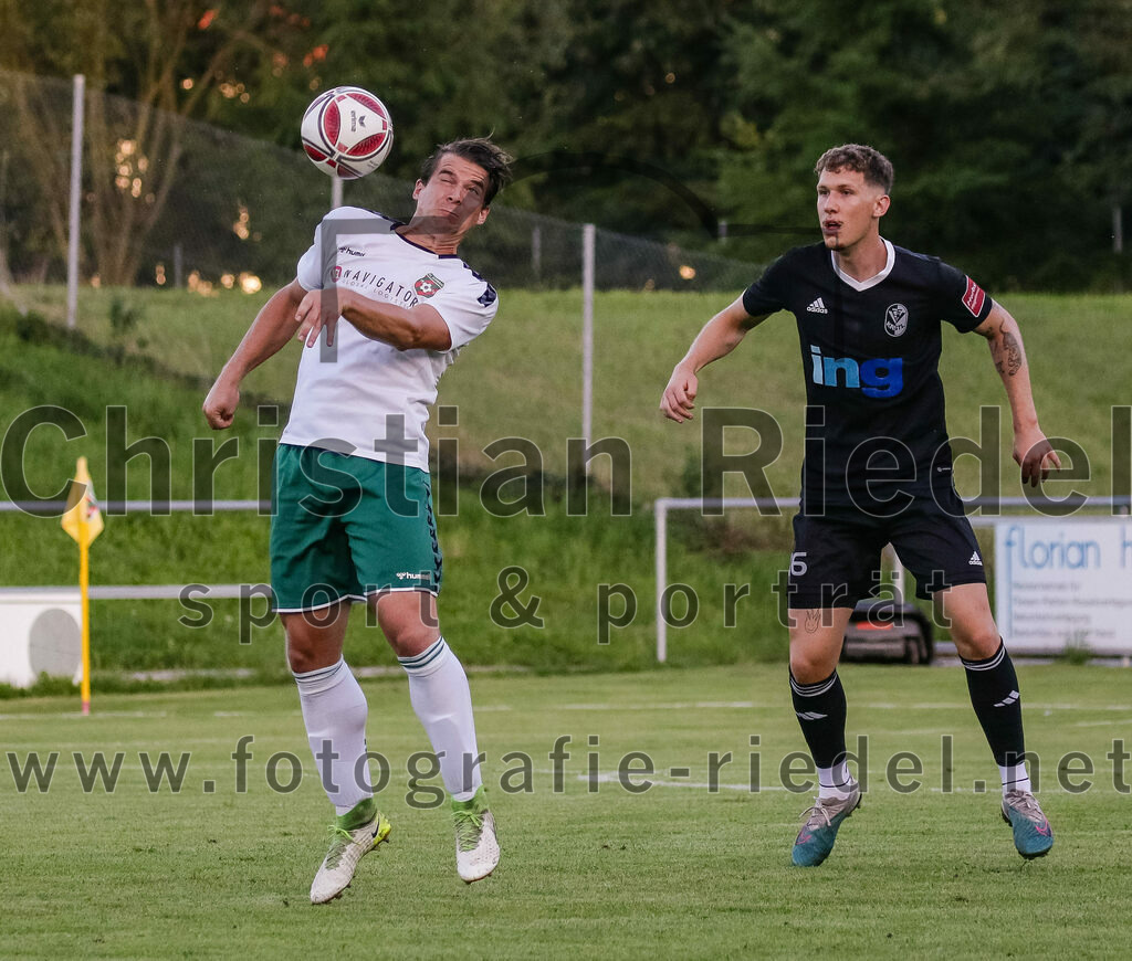 2023-08-18_079_FC_Schwaig_gegen_TSV_Kastl | Oberding, Deutschland, 18.08.2023:
Fußball, Landesliga Südost 2023 / 2024, 7. Spieltag, FC Schwaig gegen TSV Kastl, Endergebnis: 2:2

Benjamin Held (FC Schwaig, #17), Pascal Linhart (TSV Kastl, #16)

Foto: Christian Riedel / fotografie-riedel.net