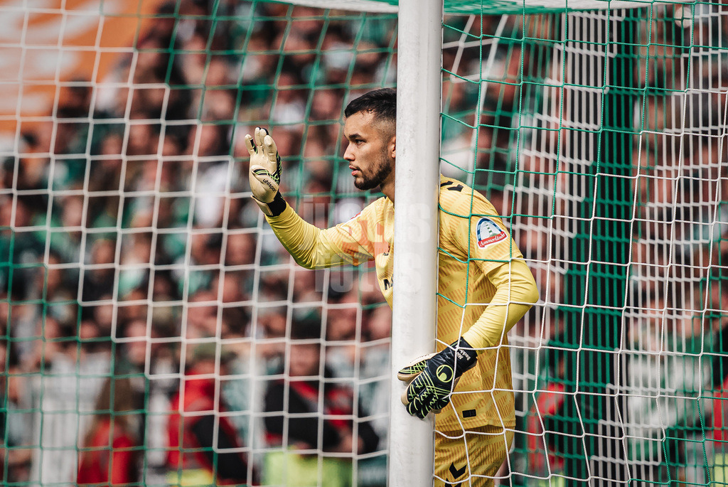 Fußball | Männer | Saison 2025/2026 | 1. Fußball-Bundesliga | 30. Spieltag | SV Werder Bremen vs. Hamburger SV | 18.04.2026 | Mio Backhaus (#30, SV Werder Bremen) koordiniert die Mauer