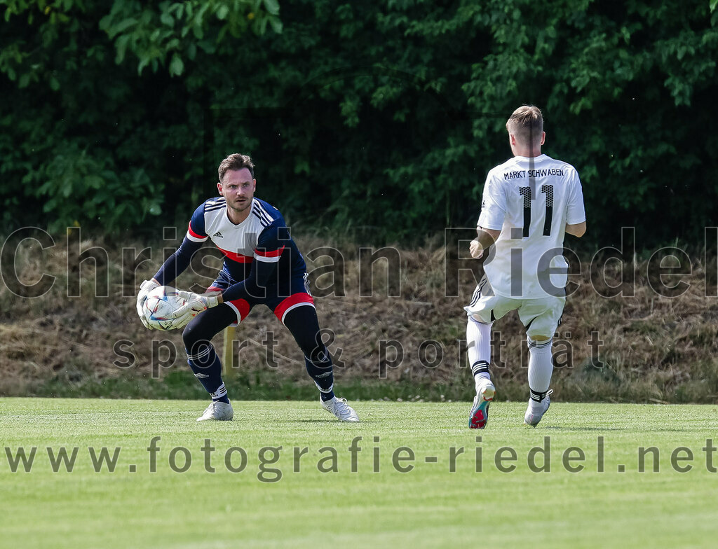2023-07-08_006_FC_Finsing_gegen_SG_Markt_Schwaben | Finsing, Deutschland, 08.07.2023:
Fußball, Kreisliga 2023 / 2024, Testspiel, FC Finsing gegen SG Markt Schwaben, Endergebnis: 7:0

Torwart Stefan Heinzler (FC Finsing, #1), Alexander Dremel (SG Markt Schwaben, #11)

Foto: Christian Riedel / fotografie-riedel.net