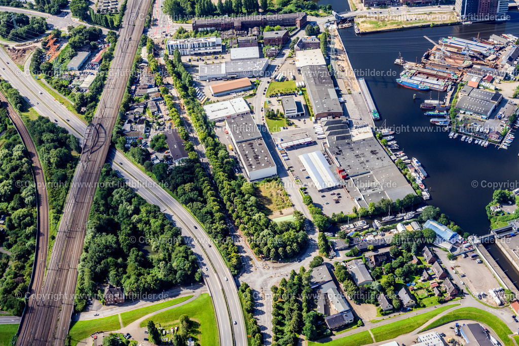 Hamburg_Harburg_Seehafen_Nartenstrasse_Gewerbegebiet_ELS_1609050823 | HAMBURG 05.08.2023 Kaianlagen und Schiffs- Anlegestellen an den Hafenbecken an der Süderelbe im Ortsteil Harburg in Hamburg, Deutschland. Weiterführende Informationen bei: Hafen Hamburg Marketing e.V. (HHM),  Handelshof Management GmbH,  Jöhnk Werft GmbH,  Stiftung Berufliche Bildung. // Quays and boat moorings at the port of the inland port on the southern Elbe in the district Harburg in Hamburg, Germany. Further information at: Hafen Hamburg Marketing e.V. (HHM),  Handelshof Management GmbH,  Joehnk Werft GmbH,  Stiftung Berufliche Bildung. Foto: Martin Elsen