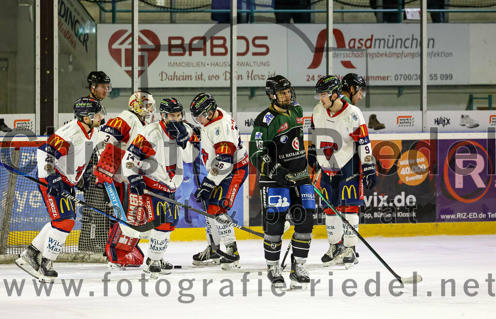 2023-01-13_046_TSV_Erding_gegen_VfE_Ulm-Neu-Ulm | Erding, Deutschland, 13.01.2023:
Eishockey, Bayernliga 2022 / 2023, 27. Spieltag, TSV Erding gegen VfE Ulm/Neu-Ulm, Endergebnis: 

Torwart David Heckenberger (VfE Ulm/Neu-Ulm e. V., #3), Jan Müller (VfE Ulm/Neu-Ulm e. V., #26), Daniel Krzizok (Erding Gladiators, #18)

Foto: Christian Riedel / fotografie-riedel.net
