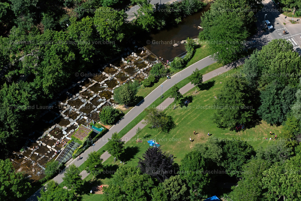 4033400 | FREIBURG IM BREISGAU 30.06.2020 Fluss- Uferbereichen der Dreisam bei Niedrigwasser mit badenden Menschen an der Straße Fritz-Horch-Weg in Freiburg im Breisgau im Bundesland Baden-Württemberg, Deutschland. Weiterführende Informationen bei: Stadt Freiburg im Breisgau. // Town on the banks of the river of Dreisam bei Niedrigwasser on street Fritz-Horch-Weg in Freiburg im Breisgau in the state Baden-Wuerttemberg, Germany. Further information at: Stadt Freiburg im Breisgau. Foto: Gerhard Launer