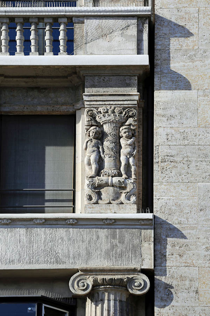 Bildlexikon Leipzig - Bamberger & Hertz - Königsbau - Fassadenschmuck | Das Team hinter BILDLEXIKON LEIPZIG bündelt historische wie aktuelle Informationen über die Stadt Leipzig in Text und Bild auf einer Plattform und stellt diese der interessierten Öffentlichkeit zur Verfügung.