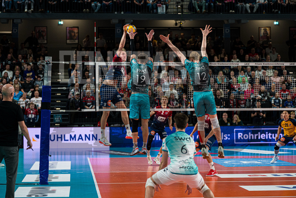 Volleyball I Herren I Saison 2025/2026 I DVV Pokal I Halbfinale I SVG Lüneburg - SWD powervolleys Düren | Axel Valentin Enlund (17, SVG Lüneburg) im Angriff gegen den Block von Ryan Poole (19, SWD Powervolleys Düren) und Siebe Korenblek (12, SWD Powervolleys Düren)  - Realisiert mit Pictrs.com