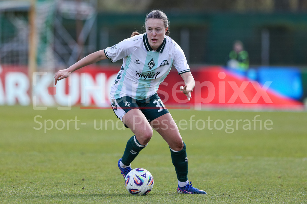 Fussball, Google Pixel Frauen-Bundesliga, SV Werder Bremen - SGS Essen | Mara Alber (SV Werder Bremen, 37) am Ball, Freisteller, Einzelbild, Ganzkörper, Aktion, Action, Spielszene, DIE DFB-RICHTLINIEN UNTERSAGEN JEGLICHE NUTZUNG VON FOTOS ALS SEQUENZBILDER UND/ODER VIDEOÄHNLICHE FOTOSTRECKEN. DFB REGULATIONS PROHIBIT ANY USE OF PHOTOGRAPHS AS IMAGE SEQUENCES AND/OR QUASI-VIDEO.