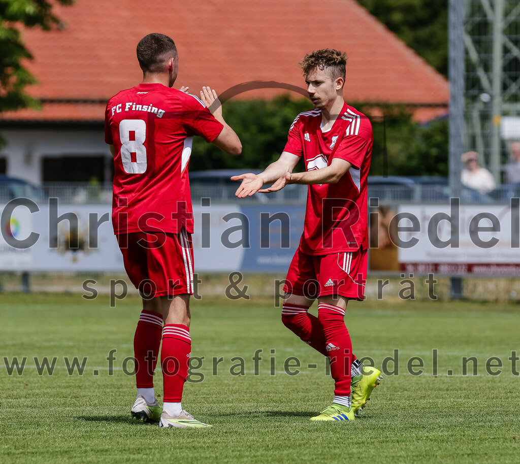2023-07-08_051_FC_Finsing_gegen_SG_Markt_Schwaben | Finsing, Deutschland, 08.07.2023:
Fußball, Kreisliga 2023 / 2024, Testspiel, FC Finsing gegen SG Markt Schwaben, Endergebnis: 7:0

Jubel nach dem 2:0 durch Marco Simml (FC Finsing, #19)
Kilian Schmitt (FC Finsing, #8), Florian Hölzl (FC Finsing, #10)

Foto: Christian Riedel / fotografie-riedel.net