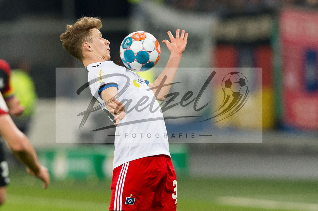 HSVSCF20220419_400 | Fussball, Herren: Anssi Suhonen (Hamburger SV) in Aktion, am Ball, Einzelaktion beim DFB-Pokal-Halbfinalspiel zwischen Hamburger SV und SC Freiburg im Volksparkstadion am 19.04.2022 in Hamburg, Deutschland.DFB / DFL REGULATIONS PROHIBIT ANY USE OF PHOTOGRAPHS AS IMAGE SEQUENCES AND/OR QUASI-VIDEO. - Realisiert mit Pictrs.com