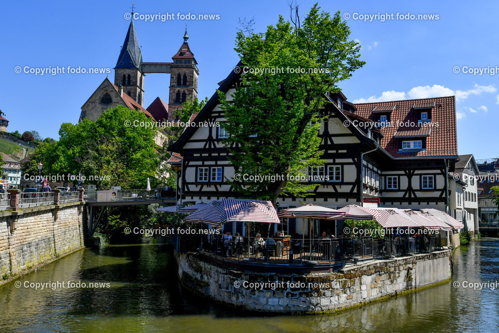Deutschland_ Baden-Wuerttemberg_ Esslingen am Neckar_ 30.04.2025-13 | 30.04.2025, Deutschland, GER, Baden-Wuerttemberg, Esslingen am Neckar, im Bild Themenbild, Stadtansichten, Roßneckarkanal und Stadtkirche St. Dionys, Wasser, Kanal, Fachwerkgebaeude, Kirche, Turm, Feature, Symbolbild