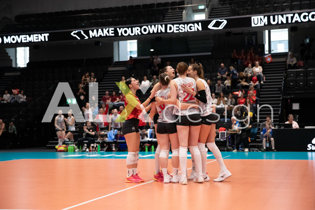 Georgia v Switzerland - CEV European League Women | KRIENS, SWITZERLAND - JUNE 12: Team of Switzerland celebrating during the CEV European League match between Georgia and Switzerland at Pilatus Arena on June 12, 2026 in Kriens, Switzerland. - Realisiert mit Pictrs.com