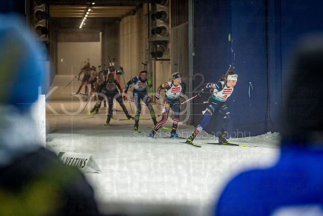 bett1.de WTC Biathlon auf Schalke, 28.12.2025 | Die Einfahrt ins Stadion angeführt von Lou Jeanmonnot (Team Frankreich) bei der World Team Challenge (bett1.de WTC Biathlon auf Schalke) am 28.12.2025 in der Veltins-Arena in Gelsenkirchen (Deutschland). 
