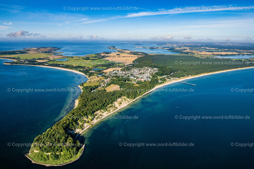 Göhren_Nordperd_Rügen_ELS_7337100822 | GöHREN 10.08.2022 Küsten- Landschaft an der felsigen Steilküste " Mönchgut - Nordperd " in Göhren im Bundesland Mecklenburg-Vorpommern, Deutschland. // Coastline at the rocky cliffs of " Moenchgut - Nordperd " in Goehren in the state Mecklenburg - Western Pomerania, Germany. Foto: Martin Elsen