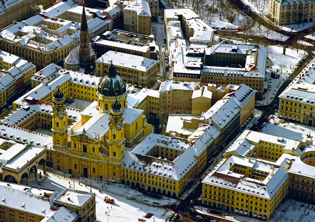 7000190 | Theatinerkirche, München, Winteraufnahme