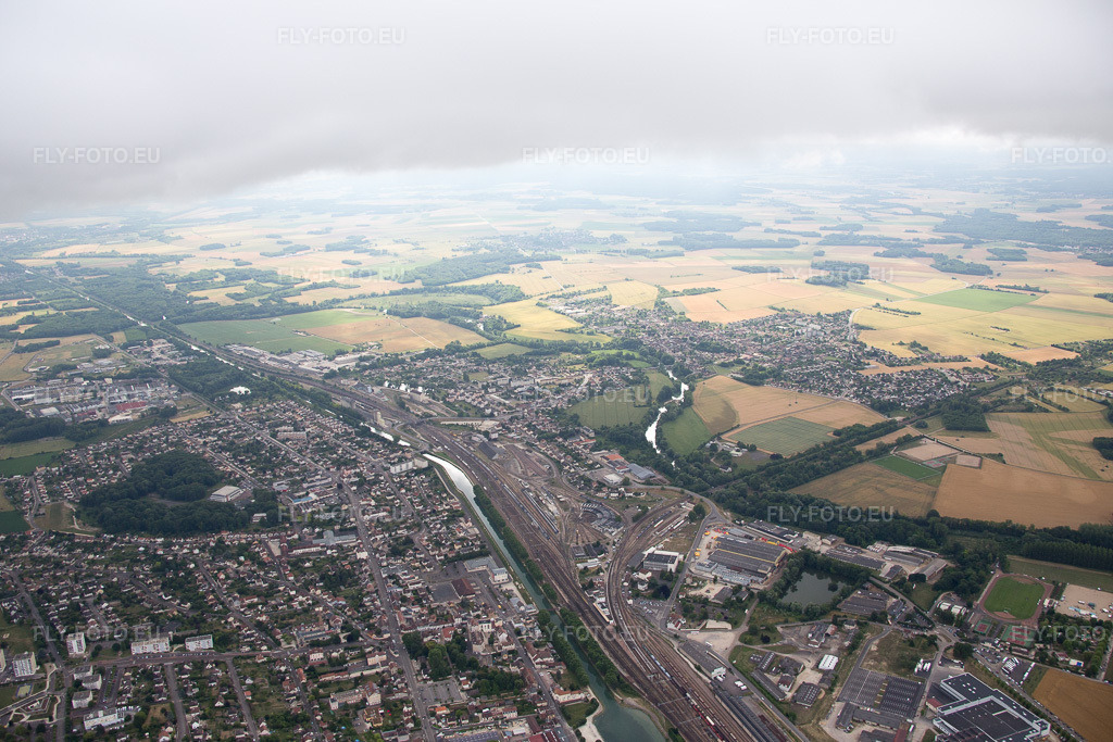 Vue aérienne: Vue de la ville à Migennes dans le département Yonne, France – .Photo: IMG_082617.jpg prise le 21/06/2015 par Werner Riehm/FLY-FOTO.eu – Résolution de l'original: 5255 x 3504 px