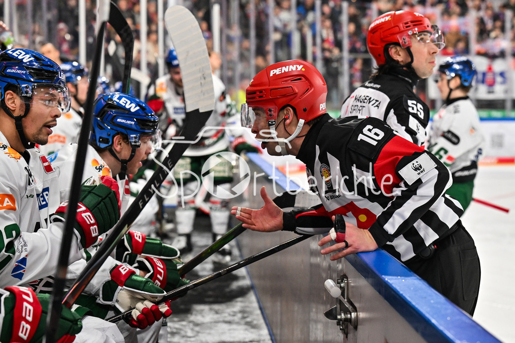 Nürnberg Ice Tigers - Augsburger Panther | NUREMBERG, GERMANY - 23. JANUARY: im Gespräch auf der Bank der Gäste Madison BOWEY (Augsburger Panther 22) und Hauptschiedsrichter Sean MacFARLANE während dem Match zwischen den Nürnberg Ice Tigers und den Augsburger Panthern am 42. Spieltag der Penny DEL in der PSD Bank Nürnberg Arena