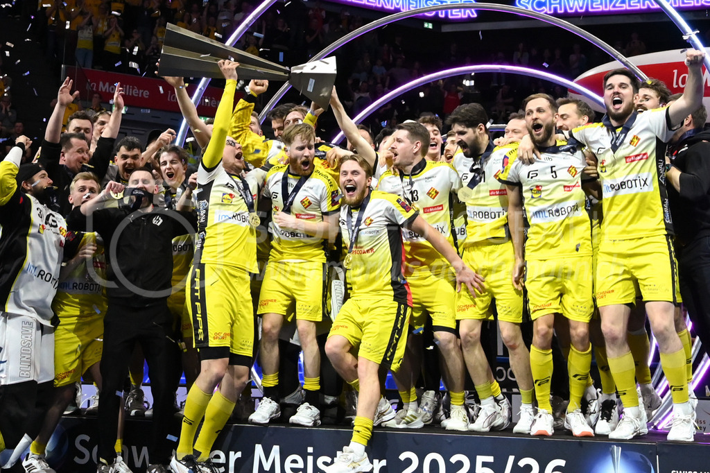 Zug United - HC Rychenberg - 25. April 2026 | Michel Wöcke (#22 HC Rychenberg Winterthur) präsentiert den Pokal seinen Mitspielern am L-UPL Superfinal-Spiel zwischen Zug United und HC Rychenberg am 25. April 2026 in der BCF Arena, Fribourg, Schweiz.Bild: Sportfotografie Markus Aeschimann | www.markus-aeschimann.ch - Realisiert mit Pictrs.com