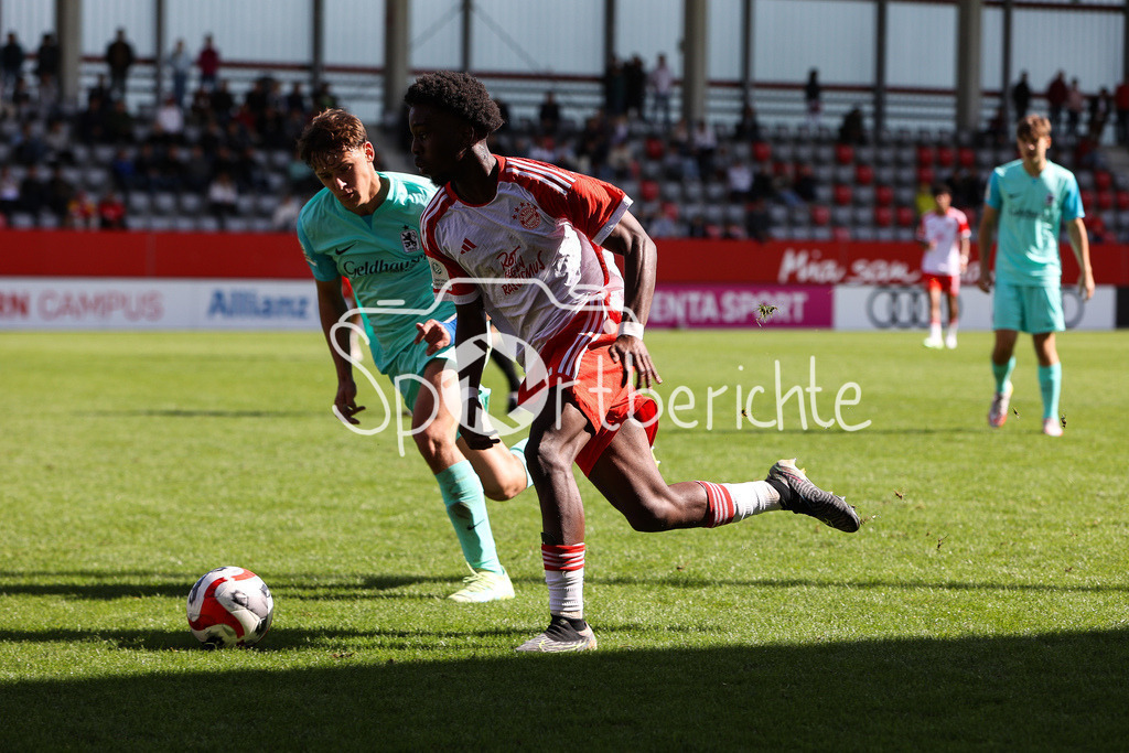 FC Bayern Muenchen U19 - TSV 1860 Muenchen U19 | Lukas REICH (TSV #2) im Duell mit Michael SCOTT (FCB #17) / Zweikampf