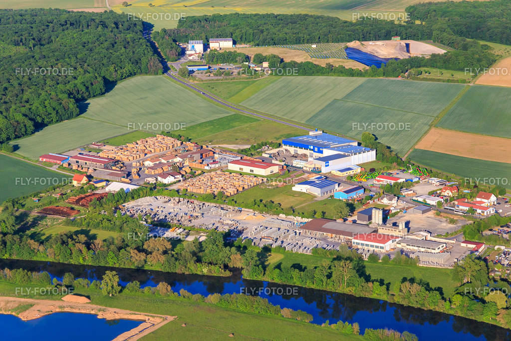 Gewerbegebiet am Mainufer mit WEMAS Baseplates GmbH, Sägewerk Reitz GmbH und Betonwerk GODELMANN GmbH & Co. KG https://www.wemas.de/ https://www.saegewerk-reitz.de/ http://www.godelmann.de/ | Luftbild: Gewerbegebiet am Mainufer mit WEMAS Baseplates GmbH, Sägewerk Reitz GmbH und Betonwerk GODELMANN GmbH & Co. KG https://www.wemas.de/ https://www.saegewerk-reitz.de/ http://www.godelmann.de/ in Wonfurt im Bundesland Bayern in Deutschland. Foto: IMG_100074.jpg vom 26.05.2017 durch Werner Riehm/FLY-FOTO.de - Realisiert mit Pictrs.com