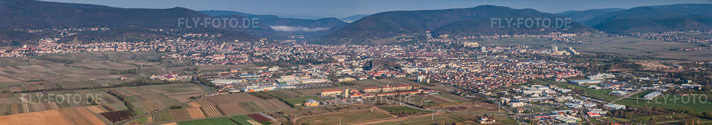 Luftbild: Panorama in Neustadt an der Weinstraße im Bundesland Rheinland-Pfalz in Deutschland. Foto: IMG_49606-Bearbeitet.jpg vom 13.04.2012 durch Werner Riehm/FLY-FOTO.deAuflösung des Originals: 17632 x 3113 px