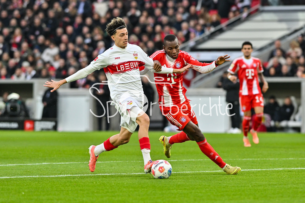 VfB Stuttgart - FC Bayern München | STUTTGART, GERMANY - 06. DECEMBER: im Duell Ameen Al-DAKHIL (VfB Suttgart 2) und Nicolas JACKSON (FC Bayern Munich 11) während dem Bundesligamatch zwischen dem VfB Stuttgart und dem FC Bayern München am 13. Spieltag in der MHP Arena / DFL REGULATIONS PROHIBIT ANY USE OF PHOTOGRAPHS AS IMAGE SEQUENCES AND/OR QUASI-VIDEO
