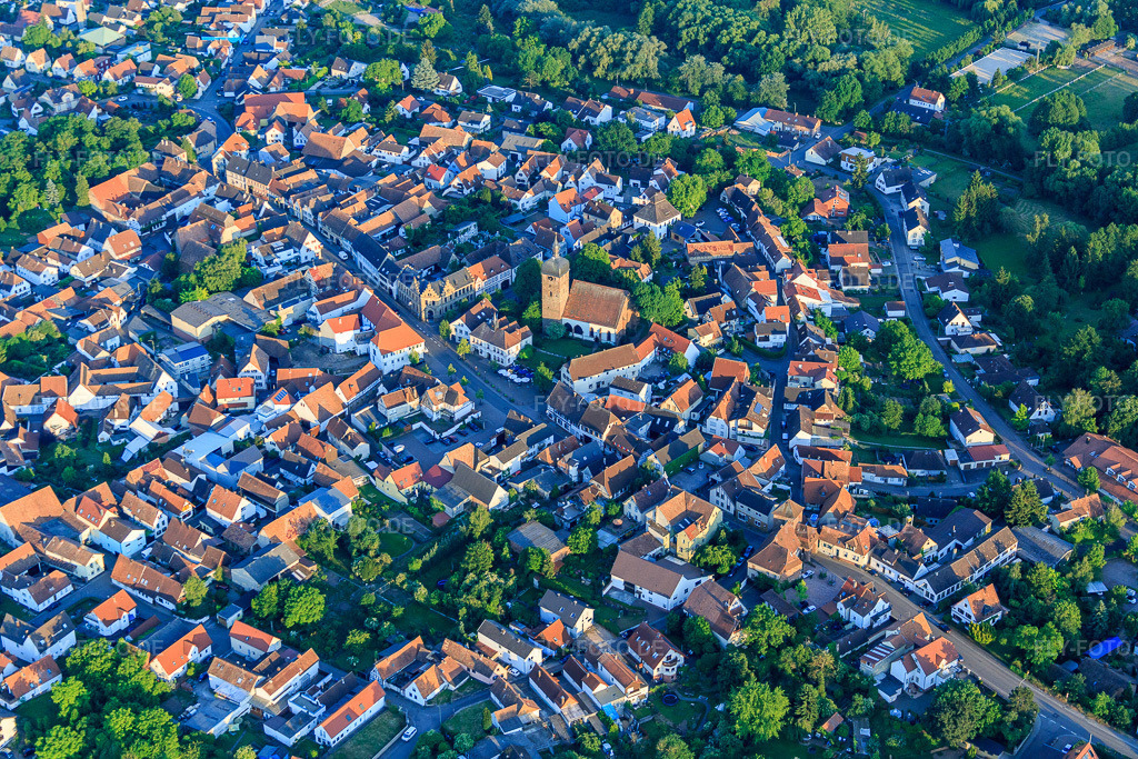 Luftbild: Marktstraße mit Ev. Martinskirche im Ortsteil Billigheim in Billigheim-Ingenheim im Bundesland Rheinland-Pfalz in Deutschland. Foto: IMG_080374.jpg vom 05.06.2015 durch Werner Riehm/FLY-FOTO.de