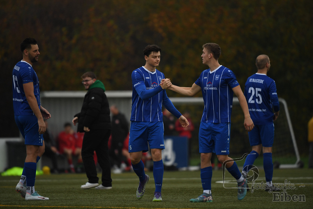 FC Rastede-VfL Wildeshausen | Herren Bezirksliga 2; FC Rastede (blau)-VfL Wildeshausen (rot) am 09.11.2025 in Rastede (Sportanlage Köttersweg), Photo: Philip Eiben 2025 - Realisiert mit Pictrs.com