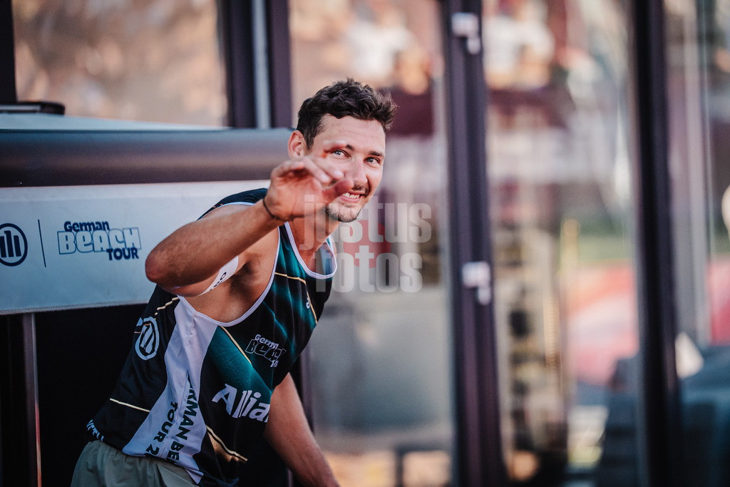 Beachvolleyball | Männer | Allianz German Beach Tour 2025 | Tourstop München | 04.07.2025 | Mathias Seiser läuft in die Arena ein