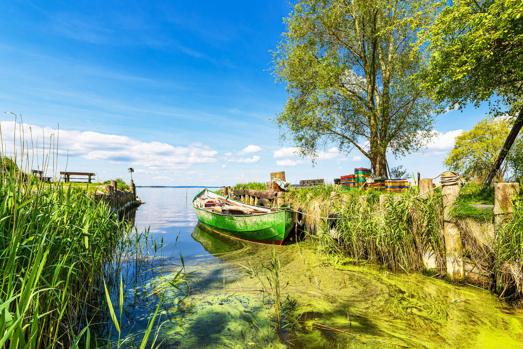 Fischerboot am Achterwasser bei Warthe auf der Insel Usedom | Fischerboot am Achterwasser bei Warthe auf der Insel Usedom.