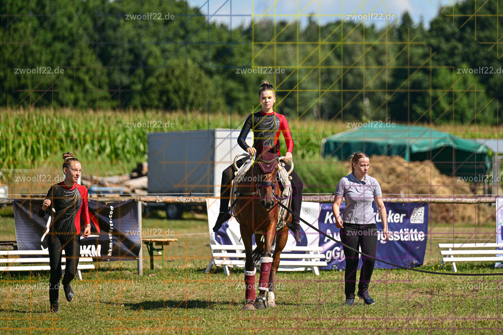 30 Jahre RFV Pulsnitz e.V., Pulsnitz am 09.08.2026 | 30Jahre Reit- und Fahrverein Pulsnitz e.V., Pulsnitz am 08.08.26, Zur 28. breitensportlichen Veranstaltung des RFV Pulsnitz e.V. fanden verschiedene Wettbewerbe in nahezu allen Disziplinen des Pferdesport statt.- Voltigier-Wettbewerb im Schritt - Realisiert mit Pictrs.com