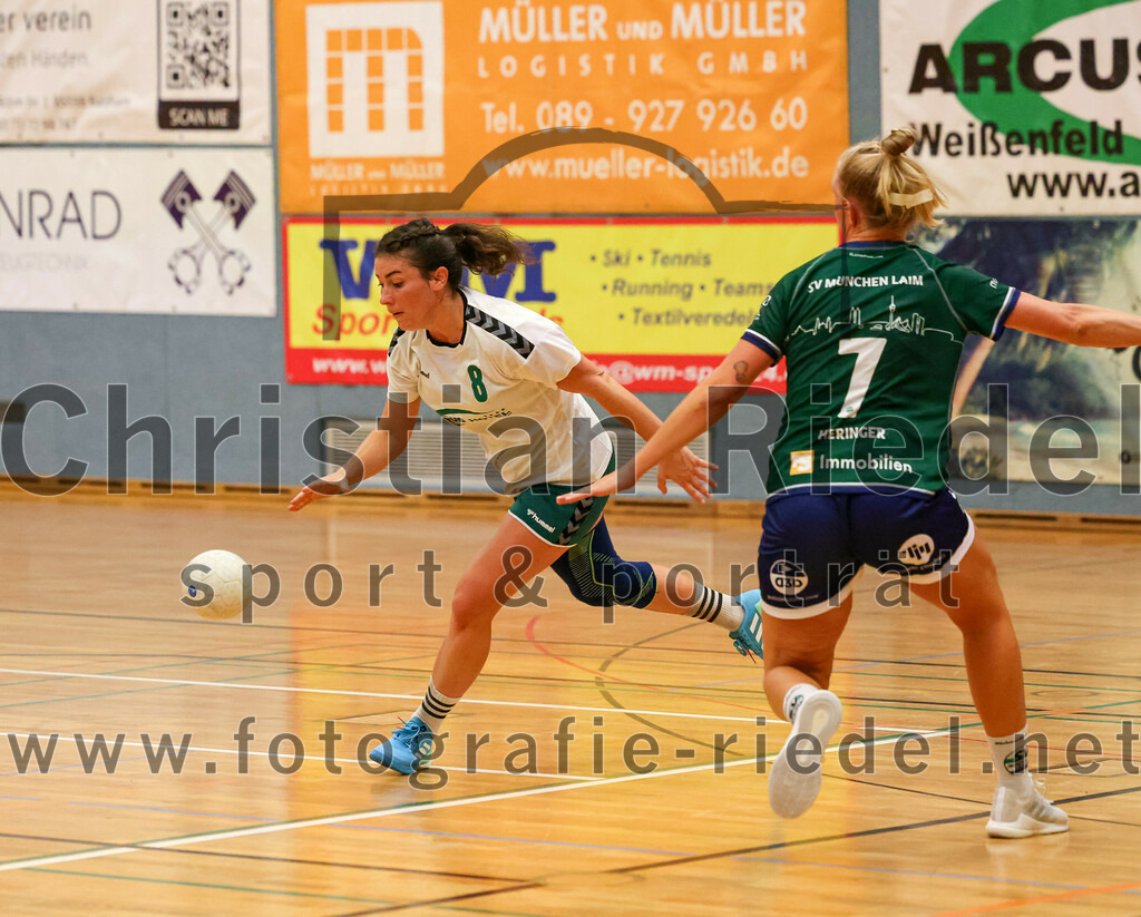 2023-09-16_066_TSV_Vaterstetten_gegen_SV_Muenchen_Laim | Baldham, Deutschland, 16.09.2023:
Handball, Bayernliga Frauen Staffel Süd 2023 / 2024, 1. Spieltag, TSV Vaterstetten gegen SV München Laim, Endergebnis: 23:34

Sara Broß (TSV Vaterstetten, #8), Sophie Heringer (SV München Laim, #7)

Foto: Christian Riedel / fotografie-riedel.net