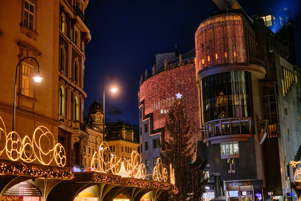 Weihnachtsmarkt am Stephansplatz mit Haas-Haus | Wien, Austria - November 29, 2023: Weihnachtsmarkt am Stephansplatz mit Haas-Haus. - Realisiert mit Pictrs.com