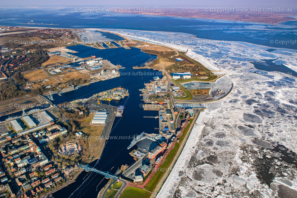 Wilhelmshaven_Eis_Winter_ELS_0798020318 | WILHELMSHAVEN 02.03.2018 Winterlicher Eisgang und Orts- Zentrum an der Meeres- Küste der Nordsee in Wilhelmshaven im Bundesland Niedersachsen. Weiterführende Informationen bei: Stadt Wilhelmshaven. // Winter ice drift and town center on the sea coast of the North Sea in Wilhelmshaven in the state of Lower Saxony. Further information at: Stadt Wilhelmshaven. Foto: Martin Elsen