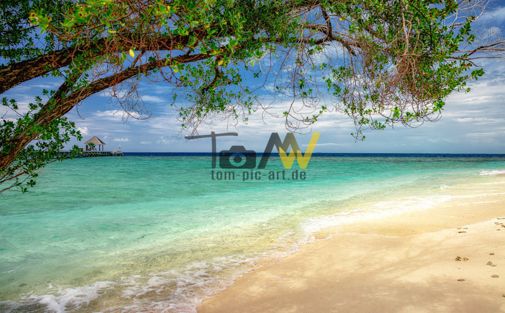 Toller Blick über den Strand auf den Malediven | Bildschöner Blick über einen Strandabschnitt auf den Malediven. Urlaubsfeeling pur.Türiksblaues Wasser , weicher Sandstrand - Realisiert mit Pictrs.com