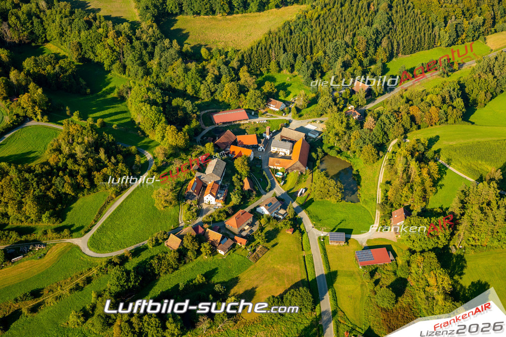 Das Luftbild zeigt : Unterdornlach Kulmbach - Die Luftaufnahme wurde 2023 vom UL-Flugzeug aus erstellt ( keine Drohne ) - Hochauflösende Luftaufnahme - Für grossformatige Ausdrucke geeignet. Die Geschenkidee !Mit Lizenz und Bildrechte bestellbar