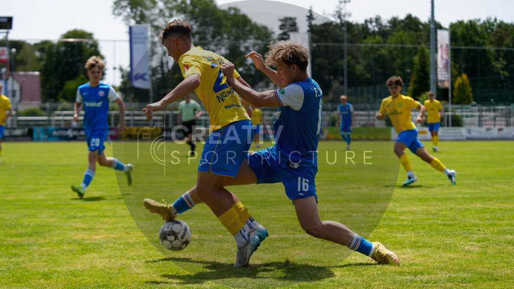 Fußball, Herren, Saison 2025/2026, 3. Luckenwalder Turmpokal, Werner-Seelenbinder-Stadion Luckenwalde, Spiel: FSV 63 Luckenwalde vs. F.C. Hansa Rostock U19,  | Fußball, Herren, Saison 2025/2026, 3. Luckenwalder Turmpokal, Werner-Seelenbinder-Stadion Luckenwalde, Spiel: FSV 63 Luckenwalde vs. F.C. Hansa Rostock U19,  Im Bild: Len Neumann (l. Luckenwalde) und Robin Falk (r. Hansa) - Realisiert mit Pictrs.com