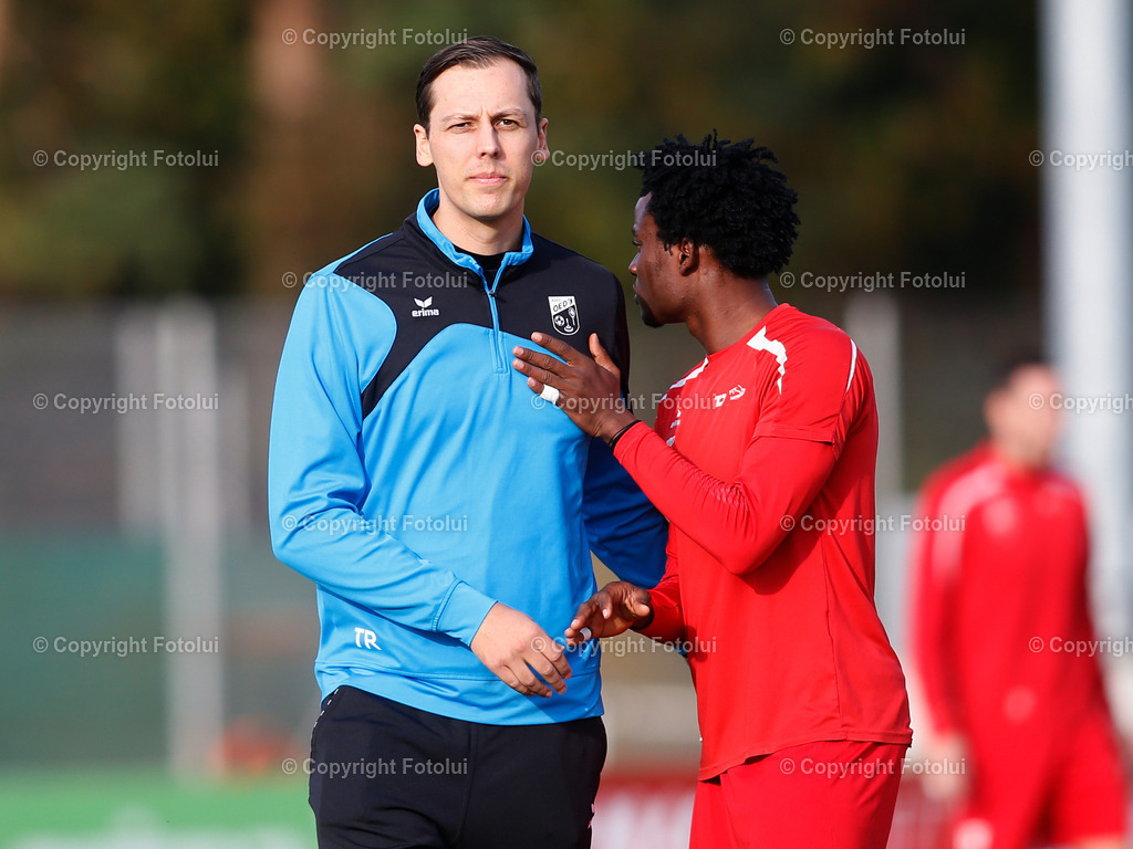 A_LUI_19102024_00004 | SPORT FUSSBALL REGIONALLIGA ASKOE OEDT -WILDON 19.10.2024 IM BILD: TRAINER ALEXANDER ZELLHOFER ADAMSON SHARAFA (BEIDE OEDT)  FOTO.FOTOLUI