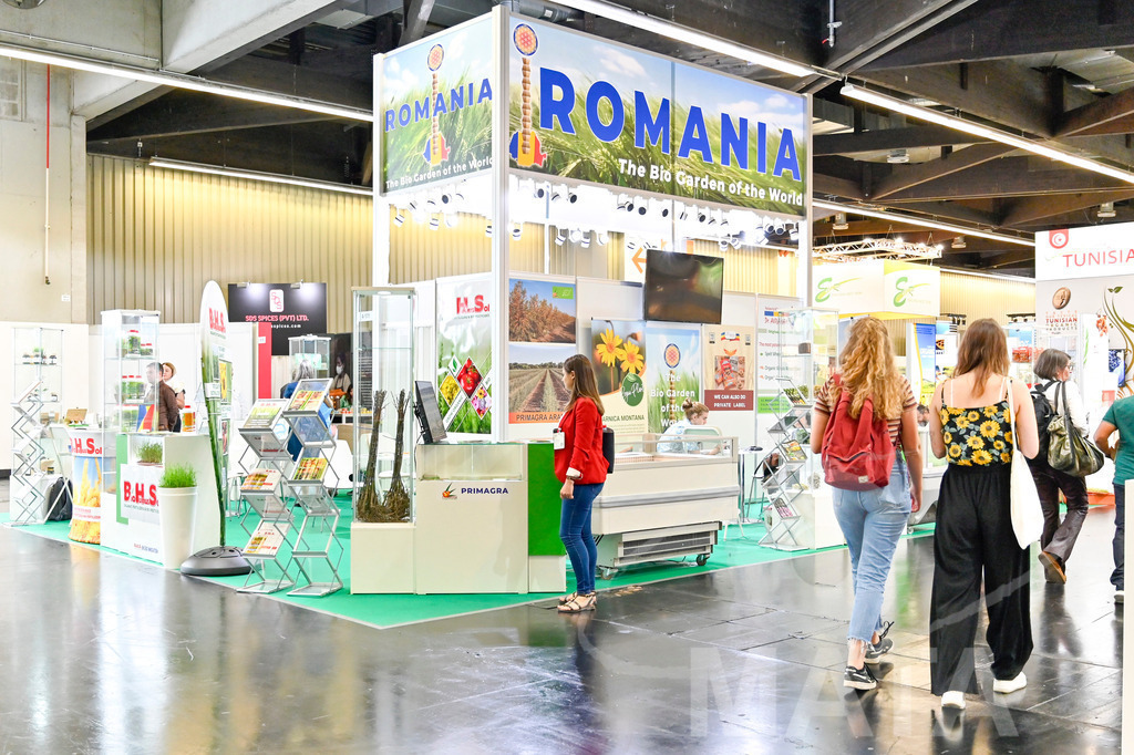 _DW03473 | Das Herz der internationalen Bio-Branche schlug vom 26.–29.07.2022 für vier Tage in Nürnberg. Die BIOFACH, Weltleitmesse für Bio-Lebensmittel, und die VIVANESS, Internationale Fachmesse für Naturkosmetik, meldet sich mit der einmaligen „Summer Edition“ zurück. Groß war die Wiedersehensfreude der über 24.000 Fachbesucher aus 137 Ländern. Im Fokus: Der persönliche Austausch, Networking und vertiefte Gespräche zu den Themen der Zeit. Aber auch: Neuheiten und Trends entdecken und eintauchen mit allen Sinnen in die Produktvielfalt der 2.276 Aussteller aus 94 Ländern. Nürnberg, 29.07.2022 - Realisiert mit Pictrs.com