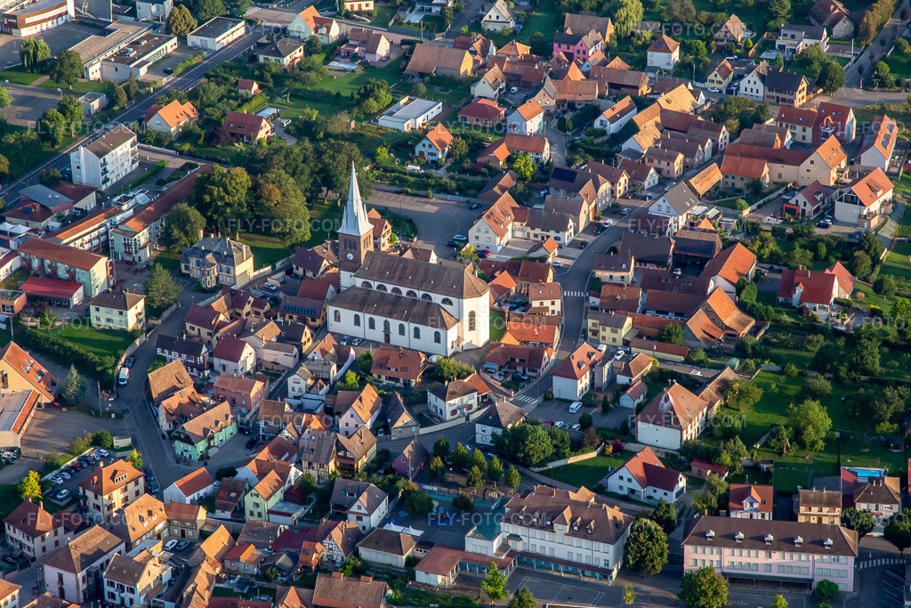 Aerial view: Catholic Church in Hochfelden in the state Bas-Rhin, France.Photo: IMG_138051.jpg taken on 08/19/2023 by Werner Riehm/FLY-FOTO.comResolution of the original: 5222 x 3481 px