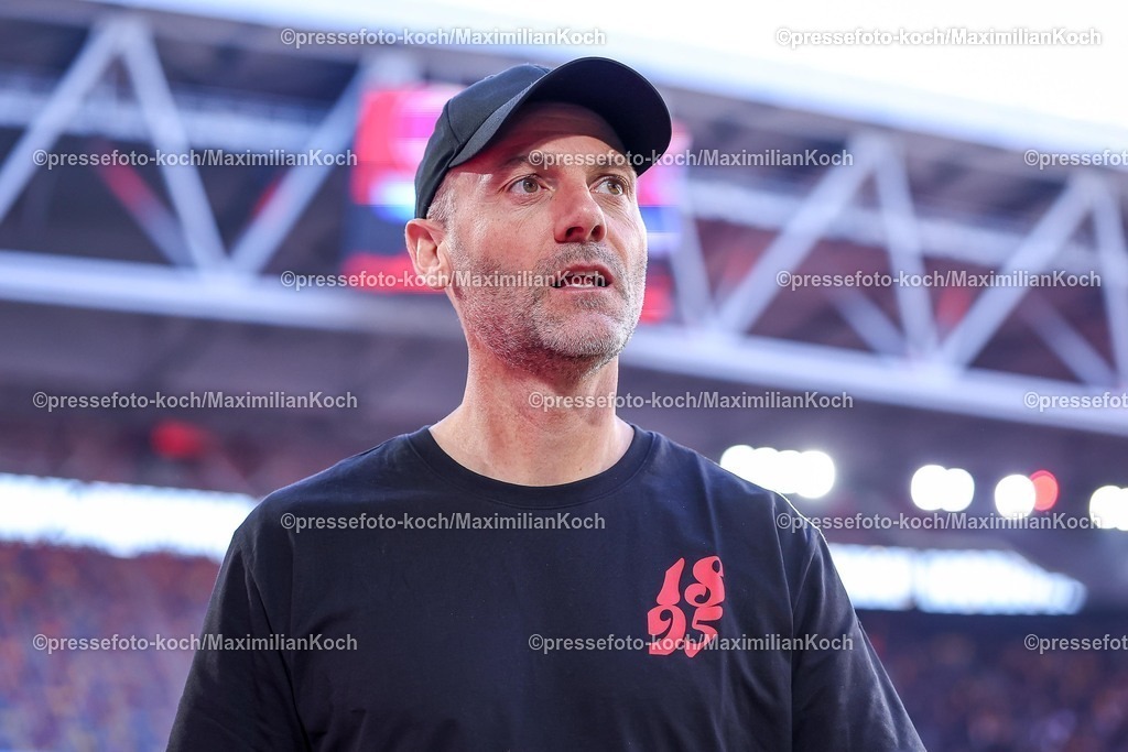 F9524042601002 | 24.04.2026, Fußball, Fortuna Düsseldorf - SC Dynamo Dresden, 2. Fußball Bundesliga, Herren, Merkur Spiel-Arena, 31. Spieltag, Saison 2025 2026: Cheftrainer Alexander Ende (Fortuna Düsseldorf)  DFB regulations prohibit any use of photographs as image sequences and or quasi-video.