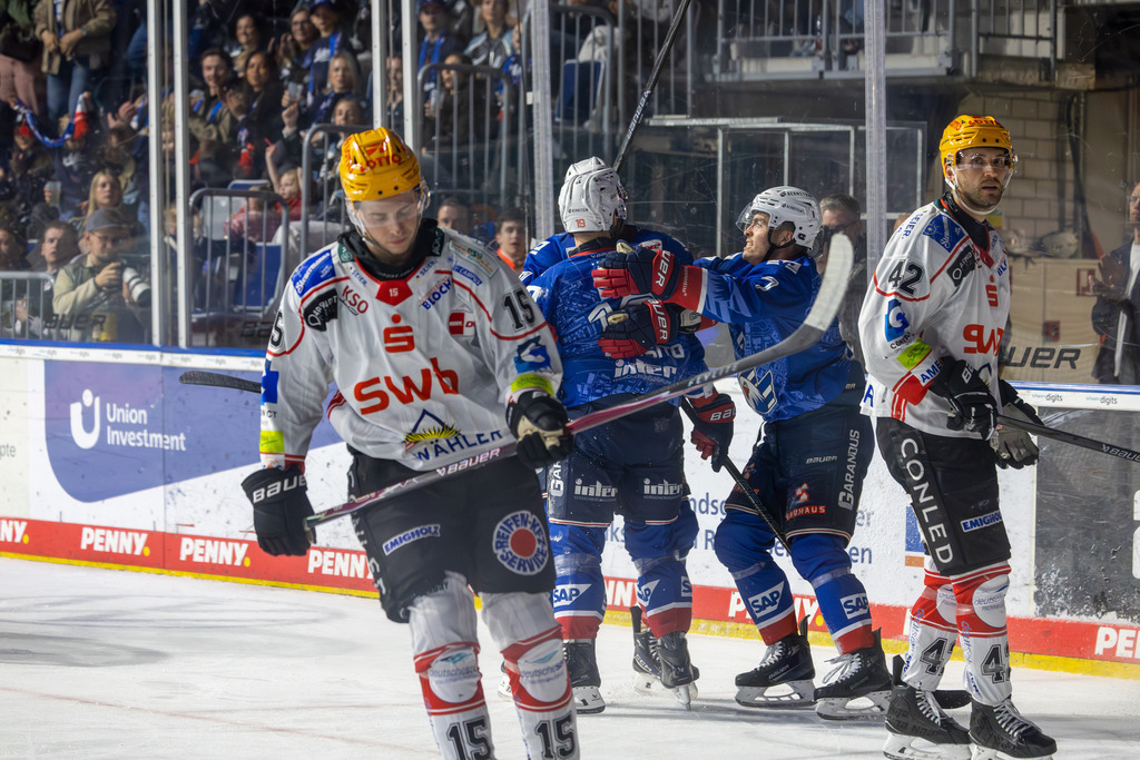 DEL, Deutsche Eishockey Liga Saison 2025/26, Playoff-Viertelfinale, Spiel 1: Adler Mannheim gegen Fischtown Pinguins Bremerhaven | DEL, Deutsche Eishockey Liga Saison 2025/26, Playoff-Viertelfinale, Spiel 1: Adler Mannheim gegen Fischtown Pinguins Bremerhaven***Jubel bei den Adlern nach dem 4:1 durch Luke Esposito - Realisiert mit Pictrs.com
