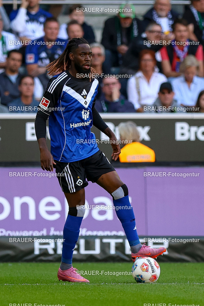 Borussia Mönchengladbach vs Hamburger SV - Bundesliga  | Mönchengladbach, Deutschland, 24.08.25:   Jordan Torunarigha (Hamburger SV) in Aktion am Ball, Einzelaktion waehrend des Spiels der Bundesliga zwischen Borussia Mönchengladbach vs Hamburger SV im Stadion im Borussia Park(Foto von Brauer-Fotoagentur / Adrian Schlueter)