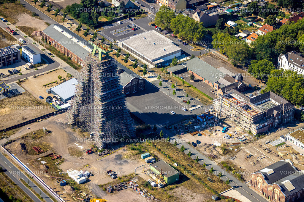 Dinslaken220806623 | Luftbild, Bergpark Lohberg, mit Gerüst verhüllter Förderturm für Sanierung, Oberlohberg, Dinslaken, Ruhrgebiet, Nordrhein-Westfalen, Deutschland