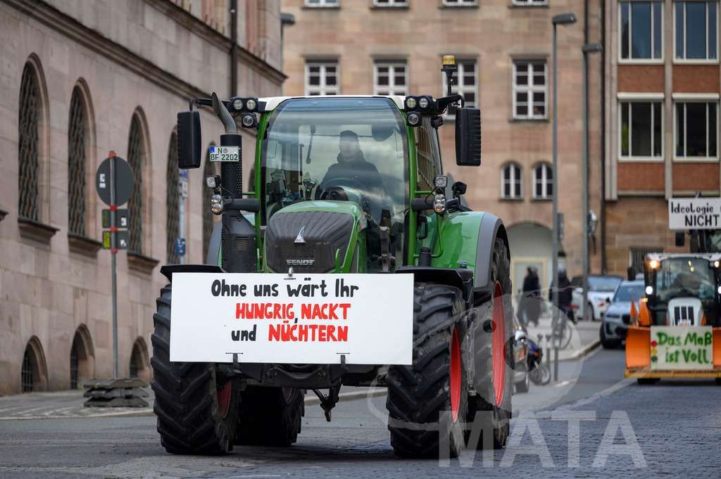 _DWA4171 | Bauerndemo gegen Agrarpolitik der Bundesregierung  auf dem Straße Obstmarkt und Hauptmarkt . Nürnberg, 08.01.2024 - Realisiert mit Pictrs.com