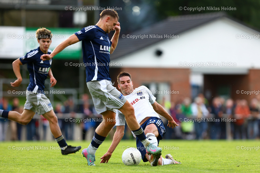 NH_TuSDassendorf_SVCurslackNeuengamme_OberligaHamburg_01082025 | #11 Fabian Friedemann Graudenz (TuS Dassendorf), #18 Robert Pallasch (SV Curslack-Neuengamme)Fußball I Herren I Gamesright Oberliga Hamburg I Saison 2025-2026  I 2. Spieltag I TuS Dassendorf - SV Curslack-Neuengamme I 01.08.2025 I Sportplatz Wendelweg