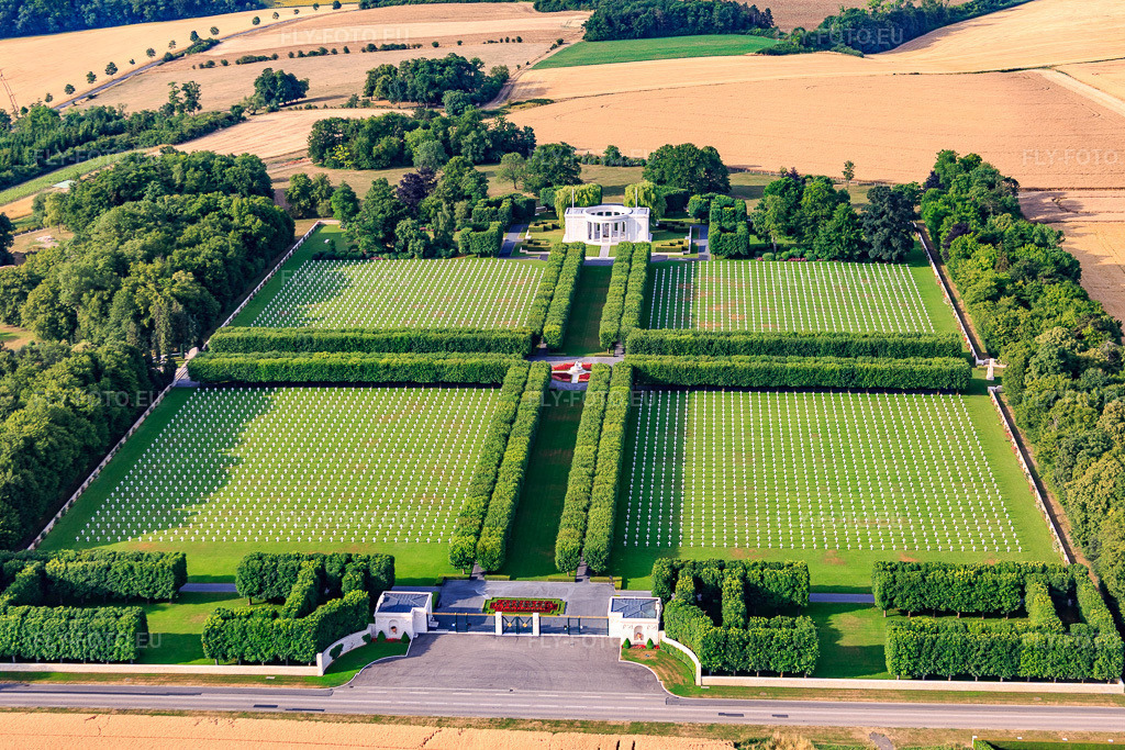 Vue aérienne: Rangées de tombes sur le terrain du Cimetière Américain Saint Mihiel de Thiaucourt-Regniéville à Thiaucourt-Regniéville dans le département Meurthe et Moselle, France – .Photo: IMG_083286.jpg prise le 12/07/2015 par Werner Riehm/FLY-FOTO.eu – Résolution de l'original: 5244 x 3496 px – St. Mihiel American Cemetery - American Battle Monuments Commission (ABMC)