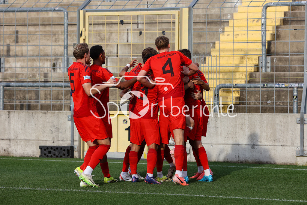 FC Bayern Amateure - SpVgg Bayreuth | Jubel nach dem Tor zum 1-0 durch Timo Kern (FCB #10) / Freude / Happy / Tor / Torschuetze